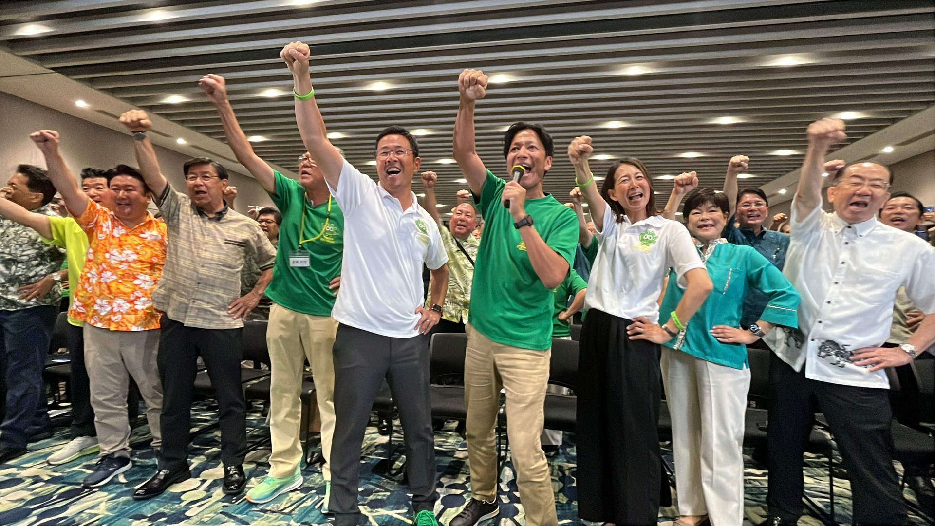 Genta Koja célèbre sa victoire électorale et devient le nouveau gouverneur d'Okinawa. 13 Septembre 2026. Source: compte Twitter officiel de Genta Koja.