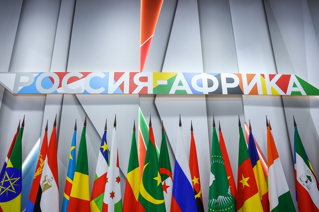 Bannière du Sommet Russie-Afrique, et drapeaux des différents participants, décembre 2025 - Ministère des Affaires étrangères russe.