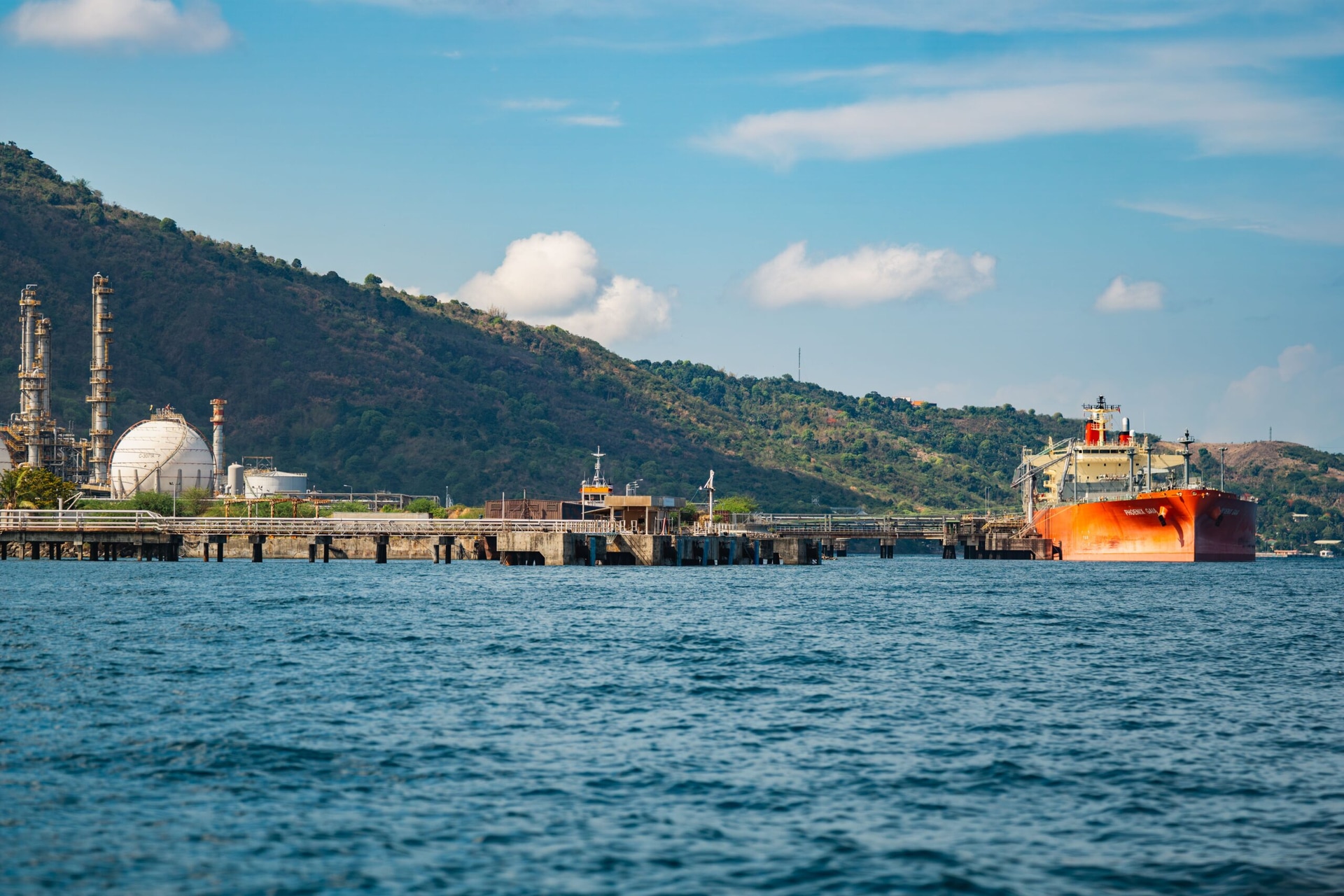 Terminal pétrolier sur la Mer Noire. Pexels, Nothingahead. https://www.pexels.com/fr-fr/photo/petrolier-accoste-au-port-industriel-38602132/