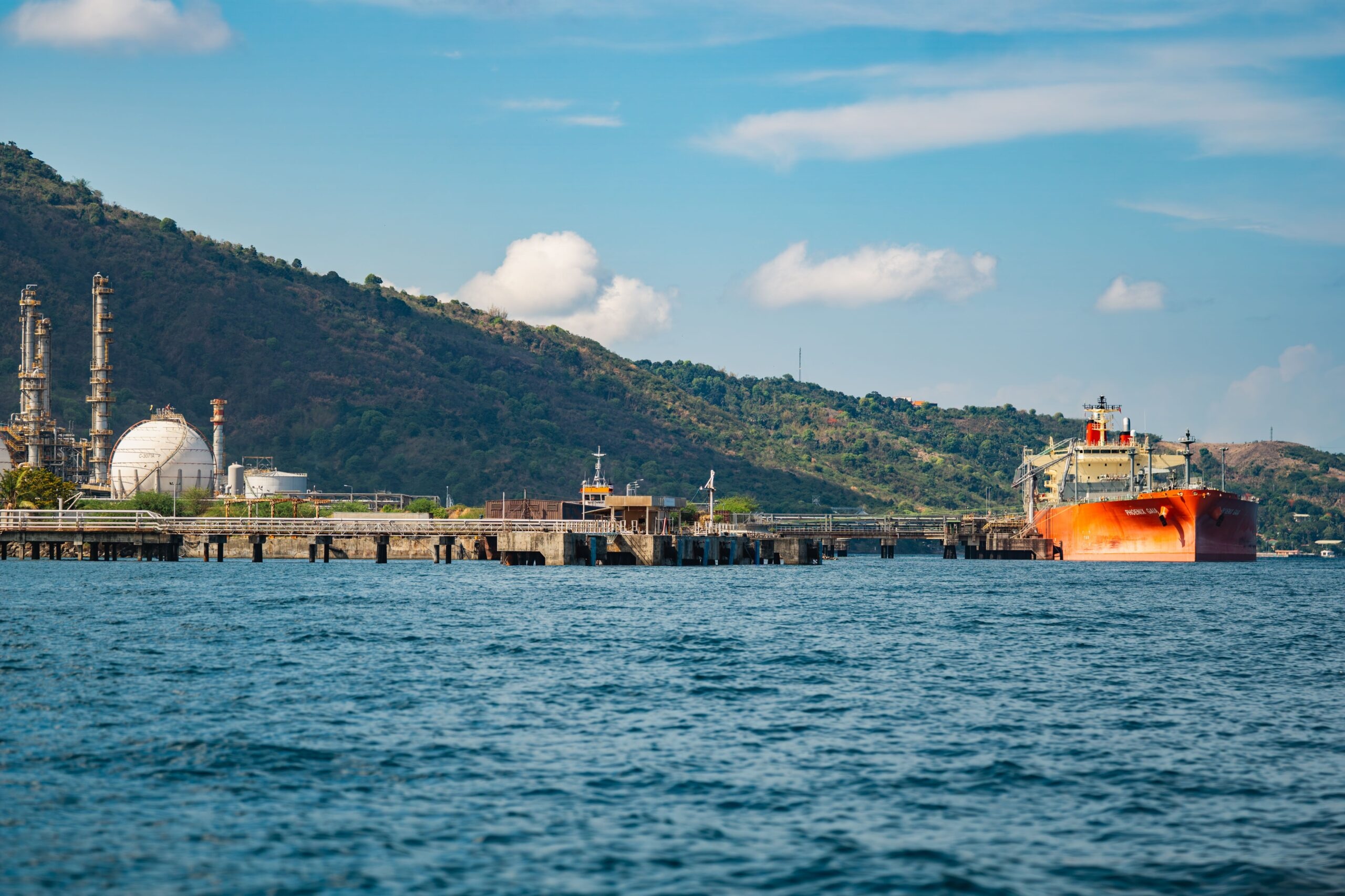 Terminal pétrolier sur la Mer Noire. Pexels, Nothingahead. https://www.pexels.com/fr-fr/photo/petrolier-accoste-au-port-industriel-38602132/