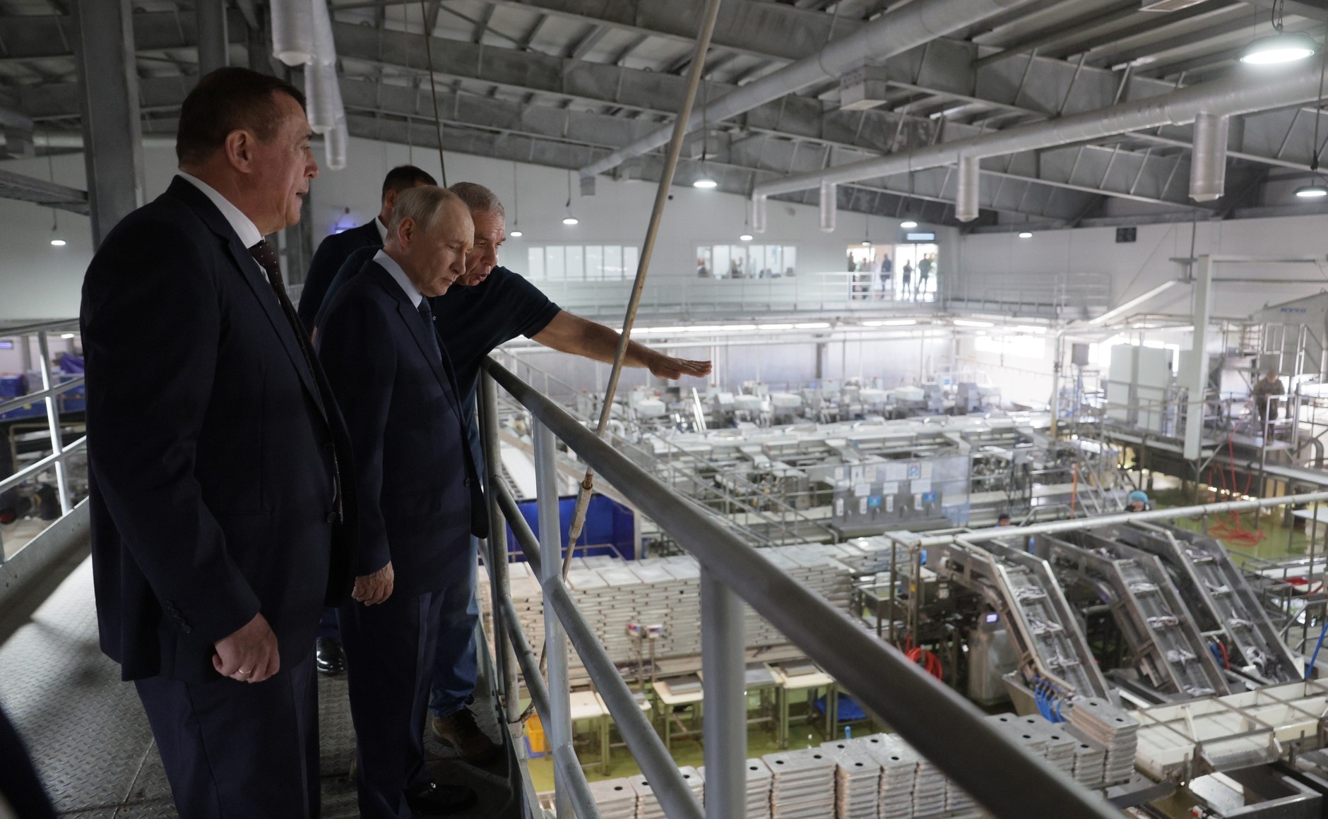 Vladimir Poutine visite le complexe de transformation de poisson de Yasny sur l'île d'Itouroup dans l'archipel des Kouriles le 13 août 2026. Source: Site officiel de la présidence de la Russie.