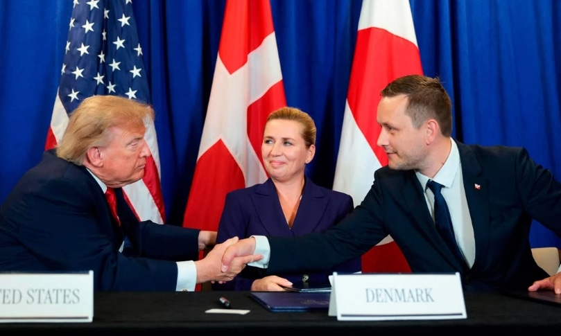 Donald Trump et des représentants de l'UE : Mette Frederiksen, Première ministre danoise, et Jens-Frederik Nielsen, Premier ministre du Groenland, après avoir signé un accord sur la sécurité du Groenland, à New York, le 22/09/2026. Source : compte Instagram de Mette Frederiksen
