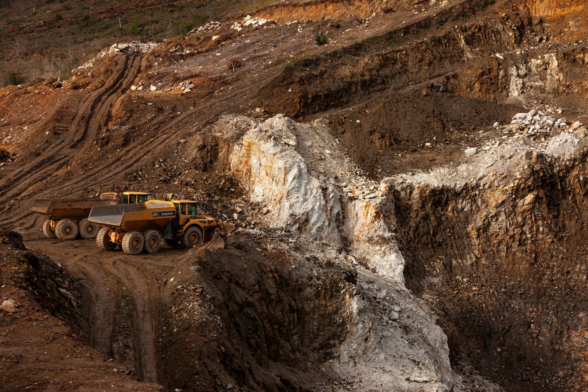 Un camion excavateur dans une mine de lithium - 3 mars 2024 - Unsplash -Mining Watch Portugal